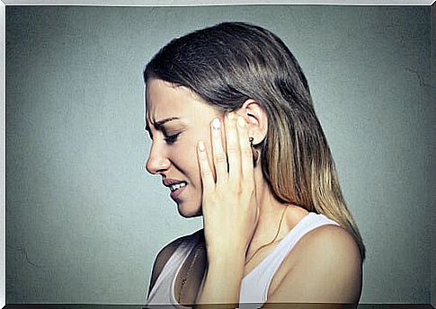 Woman with discomfort in the ear