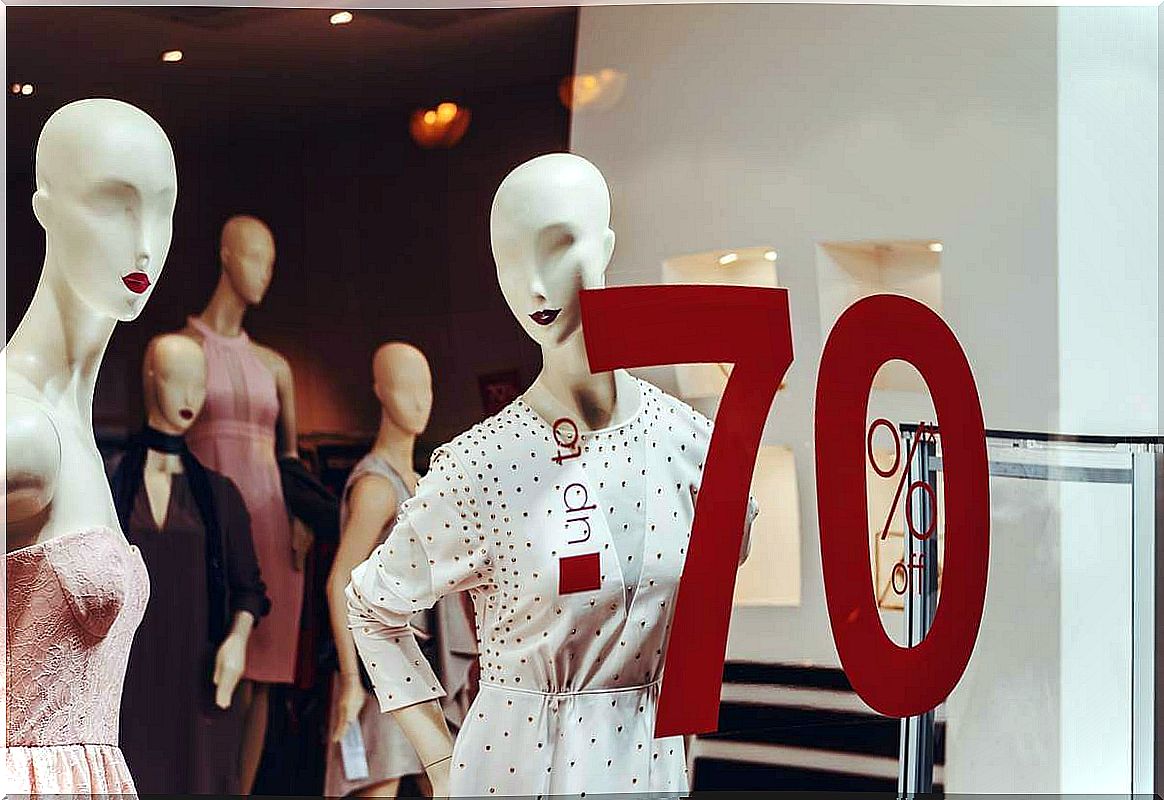 mannequins in store representing what happens to the brain when it sees sales and discounts